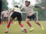 striker-persija-jakarta-marko-simic-saat-latihan-jelang-seri-2-bri-liga-1-2021-2022.jpg