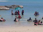 suasana-di-kawasan-wisata-pantai-trikora-selasa-1-januari-2019.jpg