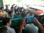 suasana-duga-menyelimuti-rs-awal-bros-saat-jenazah-sekdaprov-dibawa-dengan-mobil-ambulance3_20160204_120312.jpg