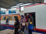 suasana-kedatangan-arus-penumpang-di-pelabuhan-domestik-karimun.jpg