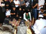 suasana-proses-pemakaman-istri-tukul-arwana_20160824_124019.jpg
