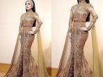 syahrini-kenakan-dress-pengantin-kebawaya-mewah-dan-heapiece-emas.jpg