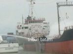 tanker-yang-terbakar-di-pantai-stres-batuampar_20161118_131722.jpg