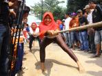 tarik-tambang-ibu_20150906_233141.jpg