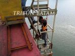teknisi-sedang-melakukan-perawatan-dan-perbaikan-pada-jembatan-satu-barelang_20160602_160624.jpg