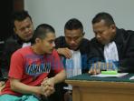 terdakwa-wardiaman-saat-berdiskusi-dengan-kuasa-hukumnya_20160321_191304.jpg