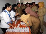 tes-urine-pegawai-humas-pemprov-kepri_20161025_152953.jpg