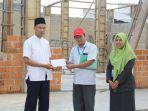 tim-atb-menyerahkan-bantuan-untuk-pembangunan-masjid-di-perumahan-marina-green.jpg