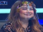 titi-dj-saat-jadi-juri-indonesia-idol.jpg
