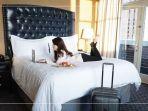 traveler-bersantai-di-hotel.jpg
