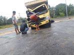 truk-yang-menabrak-tiang-lampu-pju-di-depan-stadion-megat-alang-perkasa-bintan.jpg