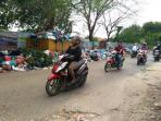 tumpukan-sampah-menggunung-dan-berserakan-di-pinggir-jalan-pemuda-legenda-malaka_20160216_145717.jpg