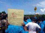 unjuk-rasa-mahasiswa-Tanjungpinang-depan-kantor-DPRD-Kepri.jpg