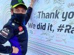 valentino-rossi-berdiri-dekat-mural-yang-berisi-pesan-perpisahan-untuknya.jpg