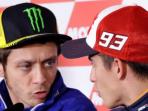 valentino-rossi-kiri-berbicara-dengan-pebalap-repsol-honda-marc-marquez_20151110_094606.jpg