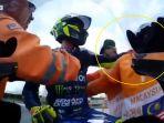 valentino-rossi-toyor-marshal-yang-ngajakin-selfie-di-motogp-malaysia.jpg