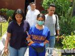 vanessa-angel-pakai-baju-tahanan-dan-kenakan-masker-tangannya-diborgol-keluar-gedung-ditreskrimsus.jpg