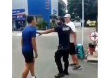 viral-pria-baju-biru-mengamuk-di-kompleks-taman-rezeki-cibinong.jpg