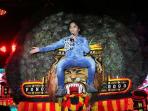 vokalis-group-band-ternama-slank-kaka-saat-konser_20151026_102135.jpg