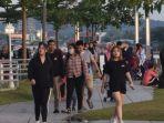 waga-berjogging-dan-sekalian-berswafoto-di-pantai-harbour-bay-batam-saat-sore-hari.jpg