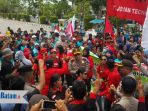 wakapolda-kepri-joget-dangdut-dengan-buruh-di-batam_20180501_110720.jpg