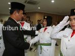wali-kota-batam-muhammad-rudi-mengukuhkan-sebanyak-35-anggota-pasukan-pengibar-bendera-paskibra_20160815_140330.jpg