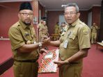 wali-kota-tanjungpinang-lis-darmansyah-menyerahkan-dpa_20170221_173826.jpg