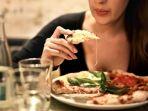 wanita-sedang-makan.jpg