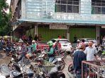 warga-berkerumun-ingin-lihat-langsung-kondisi-kedai-kopi-di-sei-jodoh.jpg