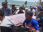 warga-evakuasi-jenazah-efendi-nelayan-karimun.jpg