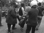 warga-mengevakuasi-seorang-warga-yang-berlumuran-darah-ke-rumah-sakit-terdekat_20160825_182146.jpg