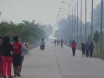 warga-natuna-jogging-di-minggu-pagi-di-antara-kabut-asap_20150913_155541.jpg