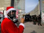 warga-palestina-mengenakan-kostum-santa-claus_20171225_095652.jpg
