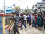 warga-tanjungpinang-menggelar-unjuk-rasa-di-depan-kantor-pln-1.jpg