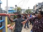 warga-tanjungpinang-menggelar-unjuk-rasa-di-depan-kantor-pln.jpg