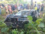 warga-tanjungpinang-menyaksikan-mobil-hrv-yang-terperosok-ke-hutan.jpg