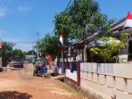 warga-yang-sudah-memasang-bendera_20160815_141401.jpg