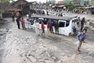 Foto-foto Banjir Lahar Merapi Terbaru 2011 - Banjur_Lahar_Dingin_Muntilan_Jogja_2.jpg
