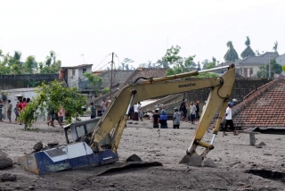 Foto-foto Banjir Lahar Merapi Terbaru 2011 - Banjur_Lahar_Dingin_Muntilan_Jogja_3.jpg