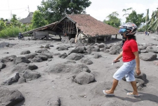 Foto-foto Banjir Lahar Merapi Terbaru 2011 - Banjur_Lahar_Dingin_Muntilan_Jogja_4.jpg