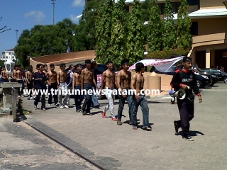 Bertelanjang Dada, Demonstran Berunjuk Rasa di Pemko - IMG03028-20111117-1020_copy.jpg