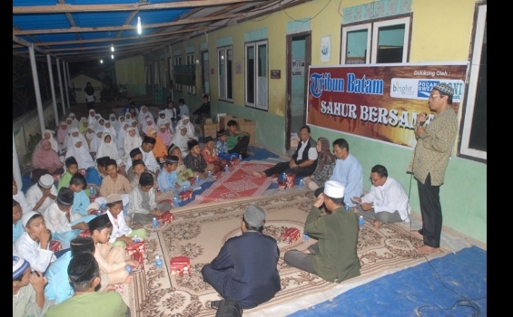 Tribun Adventure Sahur Bersama di Ponpes Roudlatul Quran di Tanjungpiayu - Saur_bersama_tribun_2.jpg