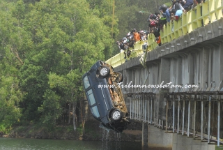 Proses Evakusi Suzuki APV di Dam Sei Ladi (Foto) - a_2101_Mobil_Jatuh_ke_Danau_vlad_(40)_copy.jpg