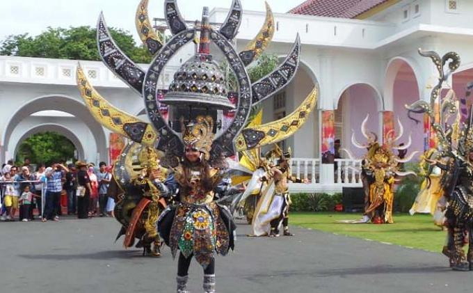 Asyiknya Berselfie di Kepri Carnaval dengan Busana Unik dan Glamor - Kepri_Carnaval-IKHWAN-11.jpg