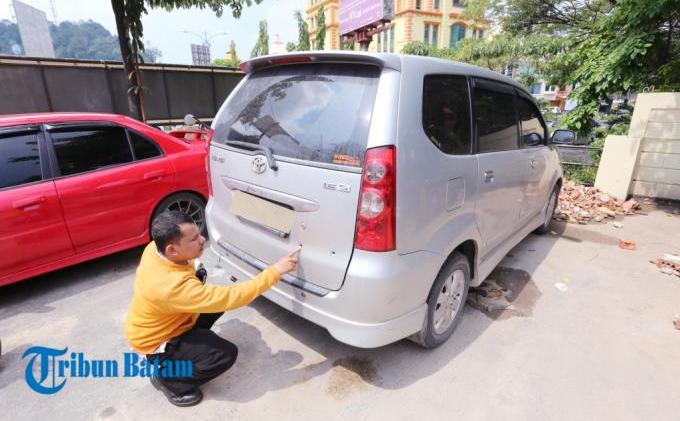 Empat Peluru Bersarang di Badan Mobil yang Dikendarai Asen - Avanza1.jpg