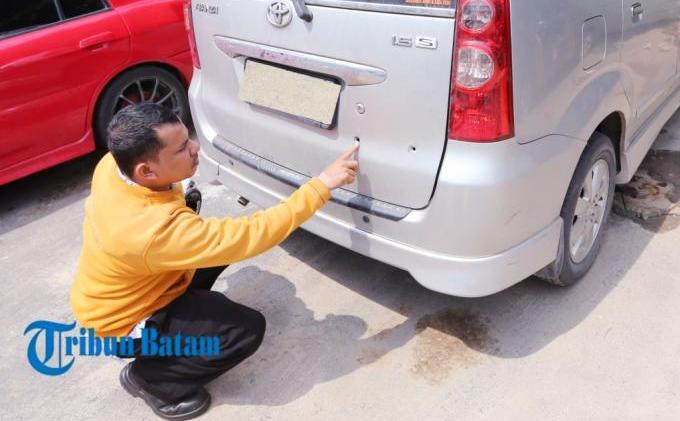 Empat Peluru Bersarang di Badan Mobil yang Dikendarai Asen - Avanza2.jpg