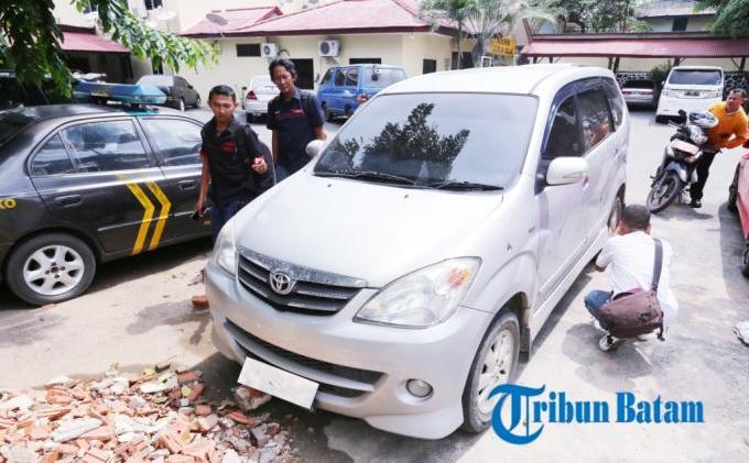 Empat Peluru Bersarang di Badan Mobil yang Dikendarai Asen - Avanza3.jpg