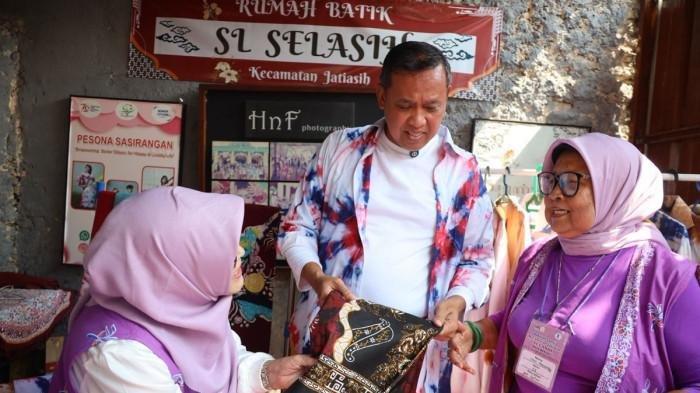 Wali Kota Bekasi Apresiasi Rumah Batik Lansia Selasih, Dorong Kreativitas dan Kemandirian Lansia