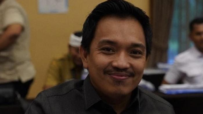 TANGGAPI PENAHANAN IBU MENYUSUI --- Kasus penahanan seorang ibu menyusui di Karawang, Jawa Barat akibat perkara Fidusia atau persoalan kredit kendaraan bermotor memantik perhatian publik, salah satunya, anggota DPRD Kabupaten Karawang dari Fraksi PDI Perjuangan, Anwar Hidayat.