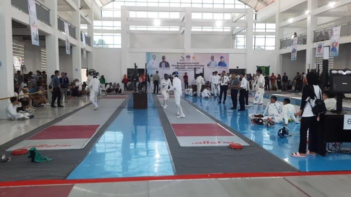 BABAK KUALIFIKASI ANGGAR --- Babak kualifikasi cabang olahraga Anggar untuk Pekan Olahraga Provinsi (Porprov) XV Jawa Barat 2026 di Gedung Anggar Sucipto, Kabupaten Karawang pada Sabtu (8/11/2025).